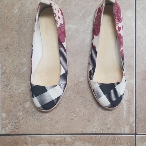 Authentic Burberry flat shoes in used condition. - Picture 7 of 8